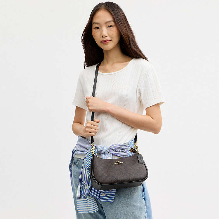 Teri Shoulder Bag
In Signature Canvas Techwosell